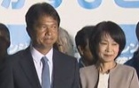 大井川和彦知事と妻の由香さん（テレビ東京より）