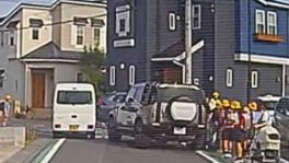 逃走している車